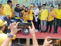 Afdhal Serahkan Hadiah MotorJalan Santai HUT Golkar.