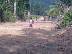 Program Kadin Konawe Peduli, Yusran Akbar Bantu Perbaikan JUT Dan Normalisasi Sungai