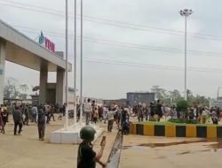 Aksi Damai Mogok Kerja Di Morosi, Berujung Ricuh.