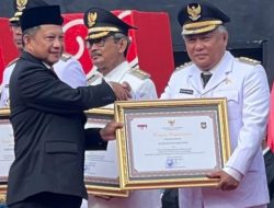 Bupati Konawe Menerima Penghargaan Dari Kemendagri.