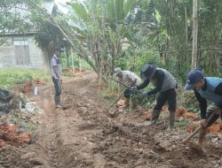 Realisasikan DD Pemdes Asao Bangun Jalan Rabat Beton.