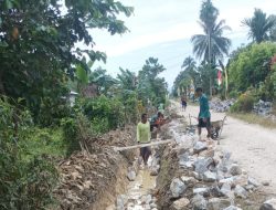 Gunakan Dana Desa, Pemdes Oloonua Bangun Drainase