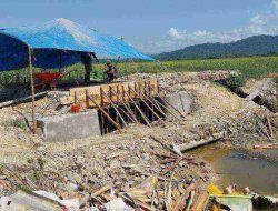 Pemdes Puundombi Gelontorkan Anggaran 126 Juta Bangun Jembatan.