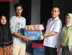 Wakil Ketua DPRD Konawe serahkan bantuan kepada korban bencana kebakaran di Desa Napoosi Kecamatan Onembute