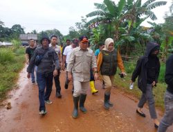 Kunjungi Korban Banjir Di Dua Desa, Pj Bupati Konawe Salurkan Bantuan   